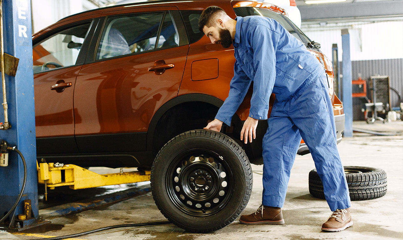 Mechanic Rolling Tire